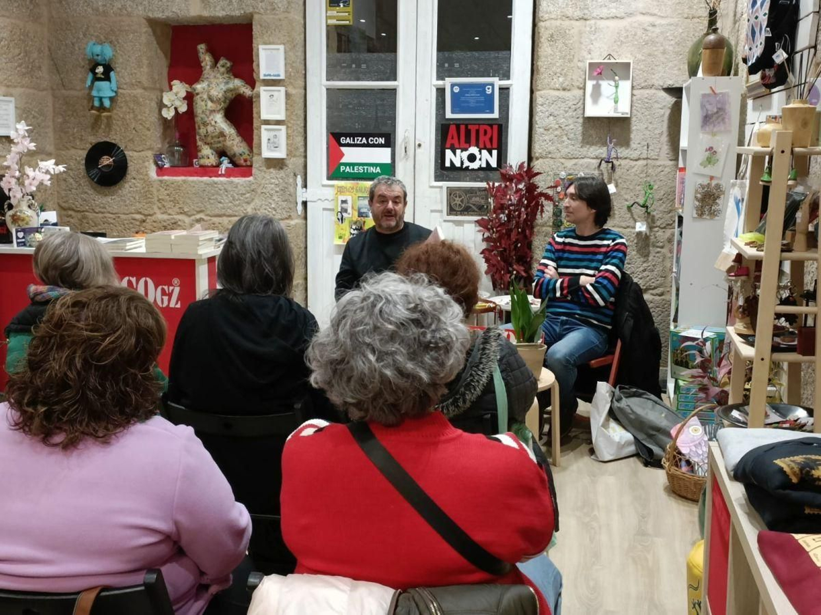 Os escritores Óscar Reboiras Loureiro e Óscar M Guzmán.