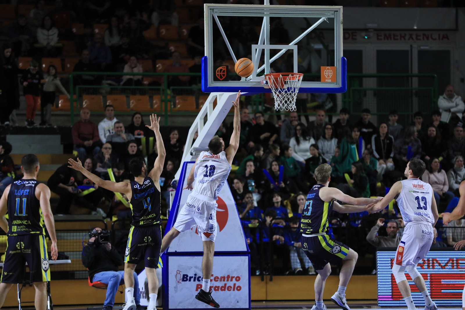 Galería | El Pazo, a reventar para el derbi COB-Obradoiro