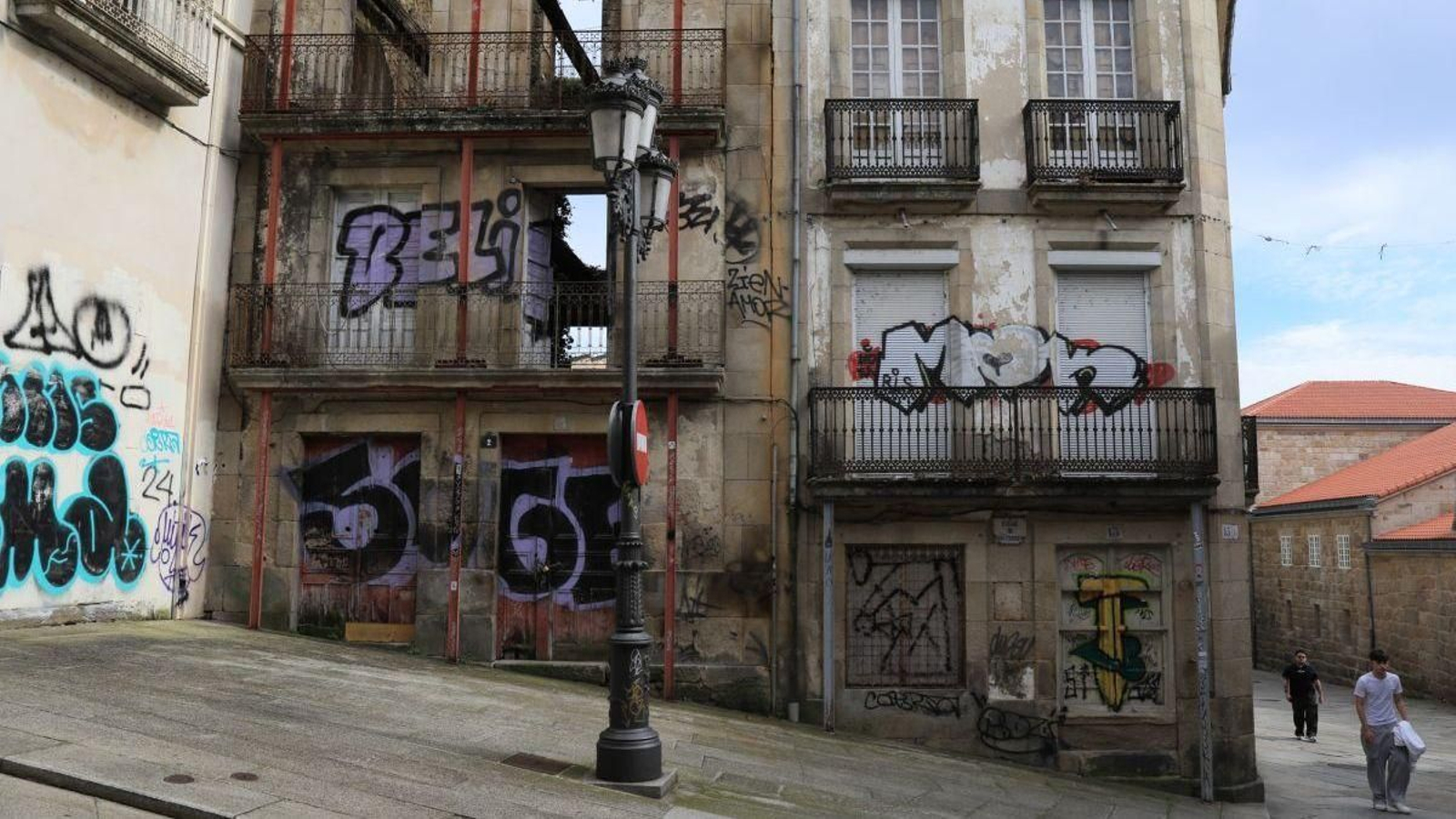 Inmueble en completo abandono en la esquina de las rúas Hernán Cortés y Monterrei.