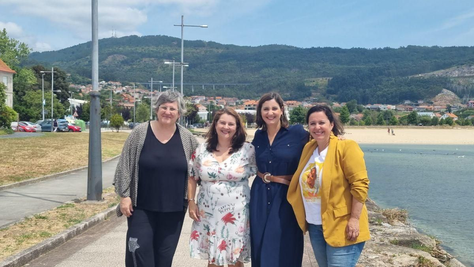 En el centro, las alcaldesas de Cangas y Moaña durante un encuentro comarcal.