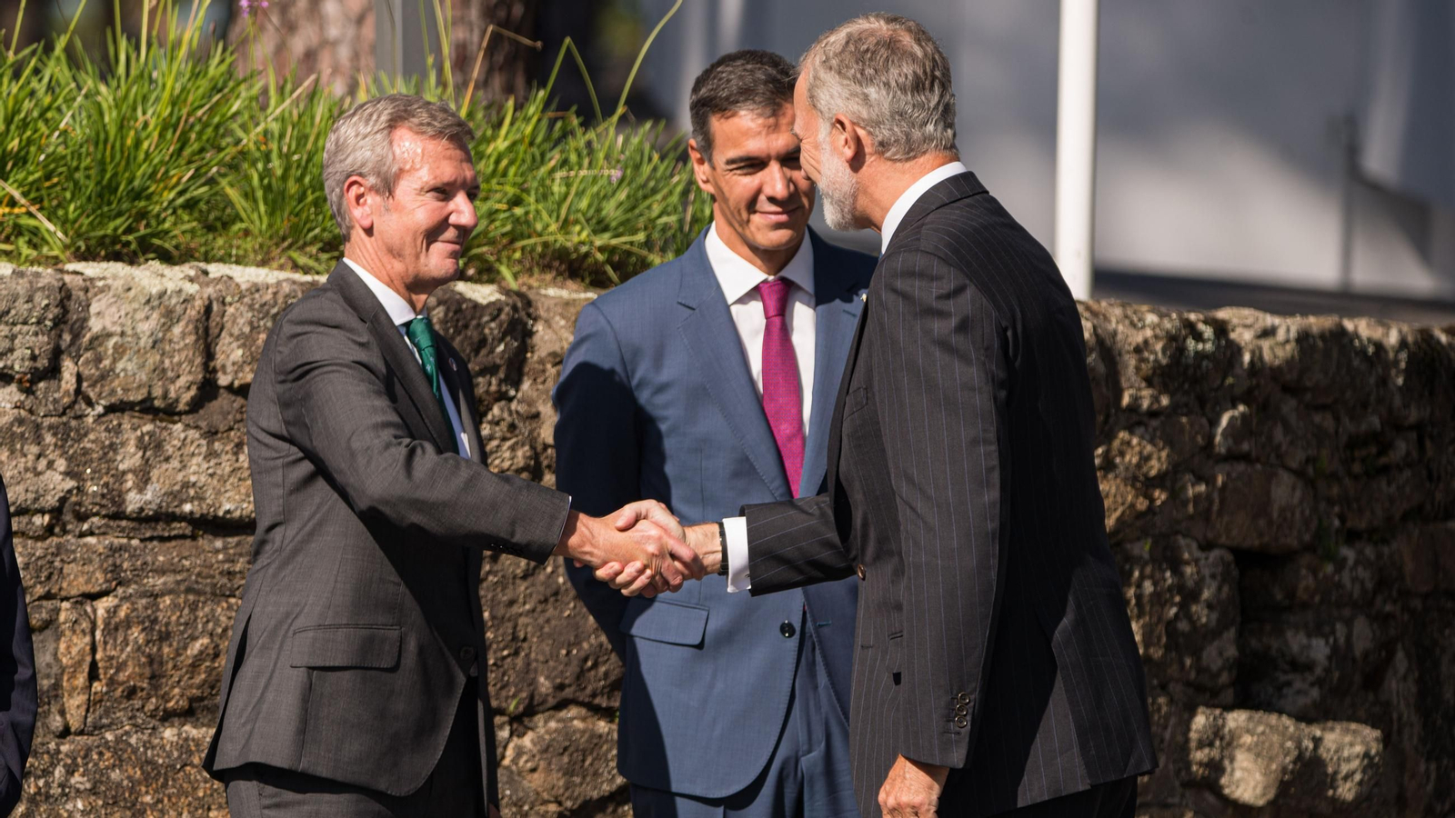 El Rey Felipe VI (d) saluda al presidente de la Xunta de Galicia, Alfonso Rueda (c).