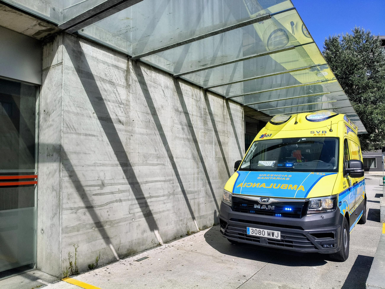 Una ambulancia en un traslado este lunes al PAC de A Parda, en Pontevedra.