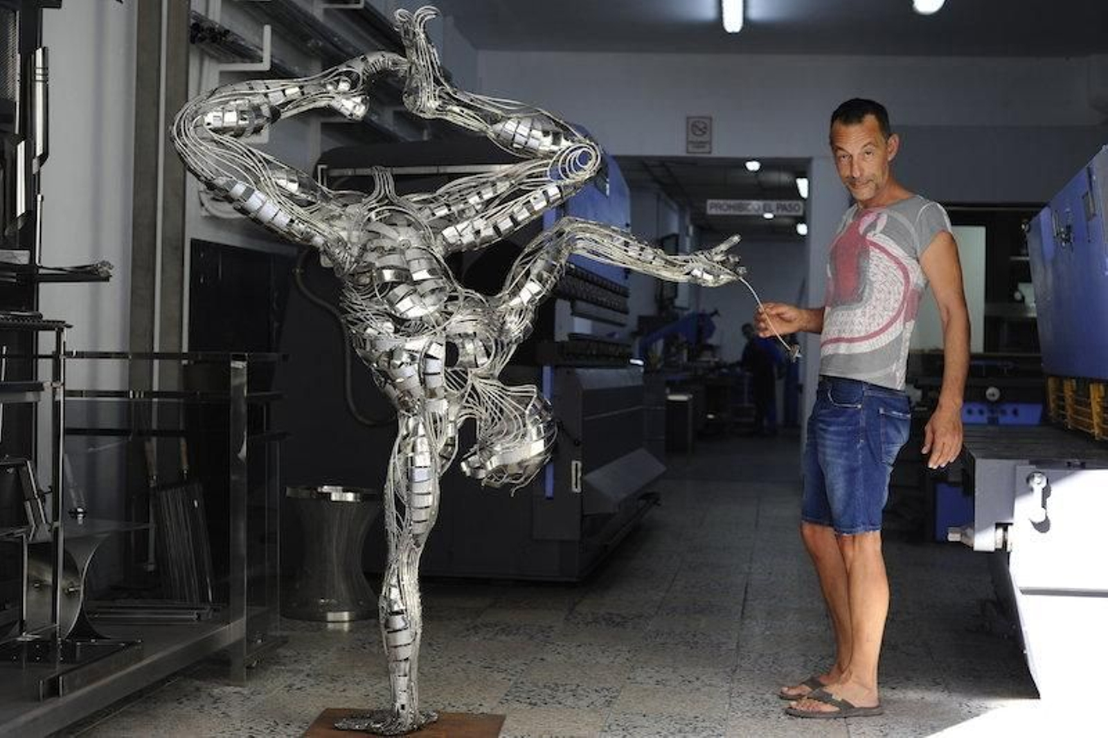 Julio Nieto con su obra "Enamorado de acero".