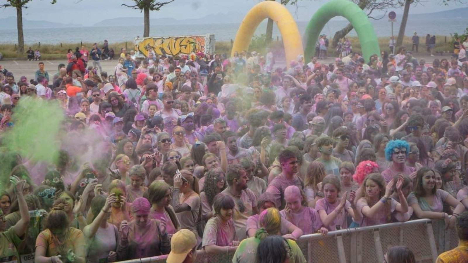 La Holi Life llenó de polvos de colores a los participantes en Samil, que depués paticiparon en las carreras.