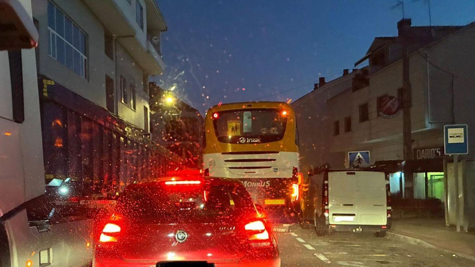 Vehículos estorbando a los autobuses