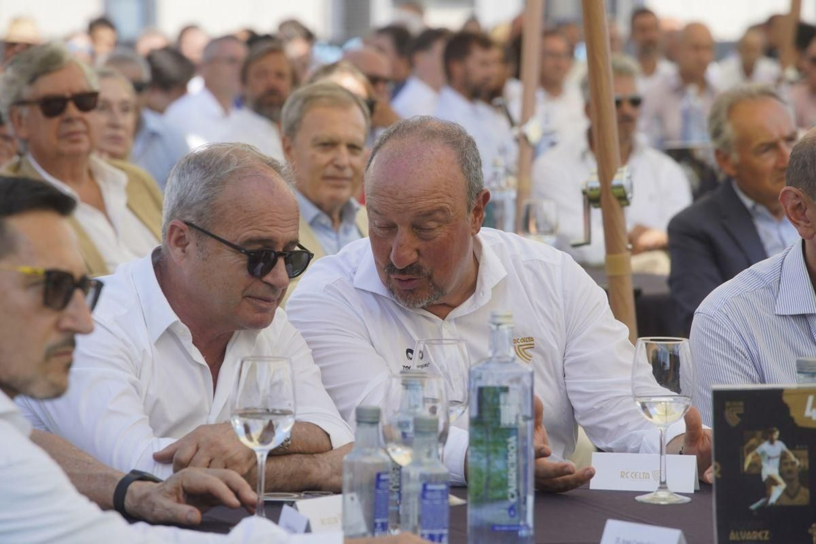 Luís Campos y Rafa Benítez charlan la pasada semana en la ciudad deportiva de Mos.