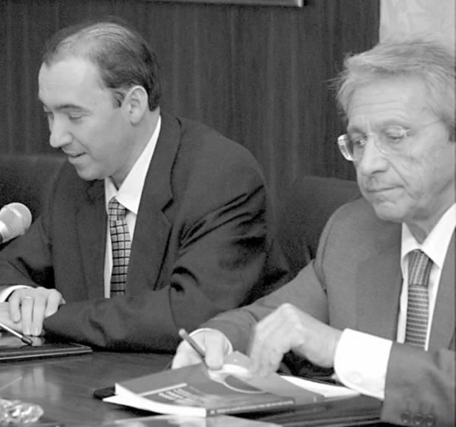 Julio Gayoso, con el director de la Escuela, Eduardo García.