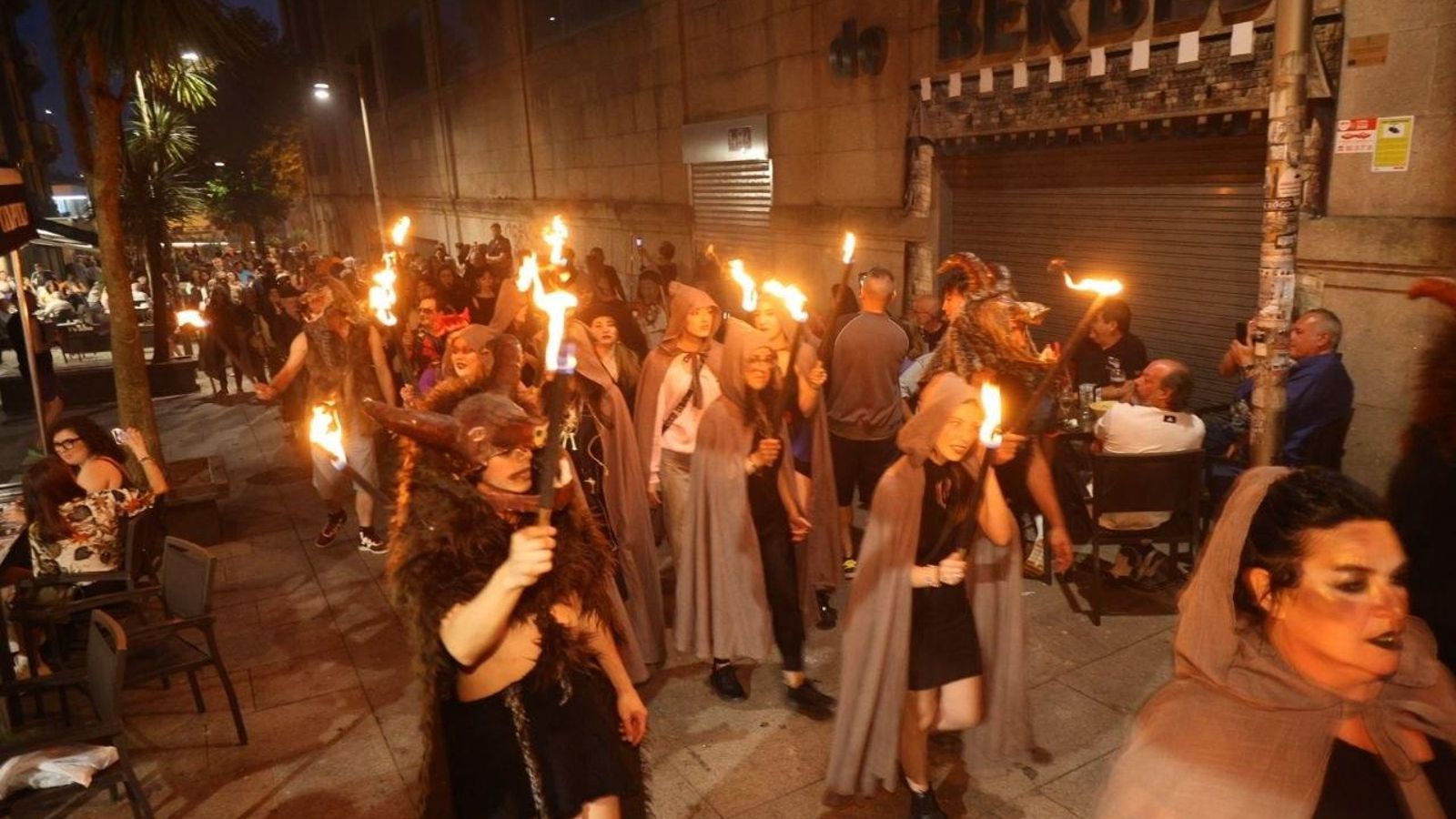 Los castróns y las brujas abandonaron sus escondites para dejarse ver por el barrio histórico en la noche más mágica del año.