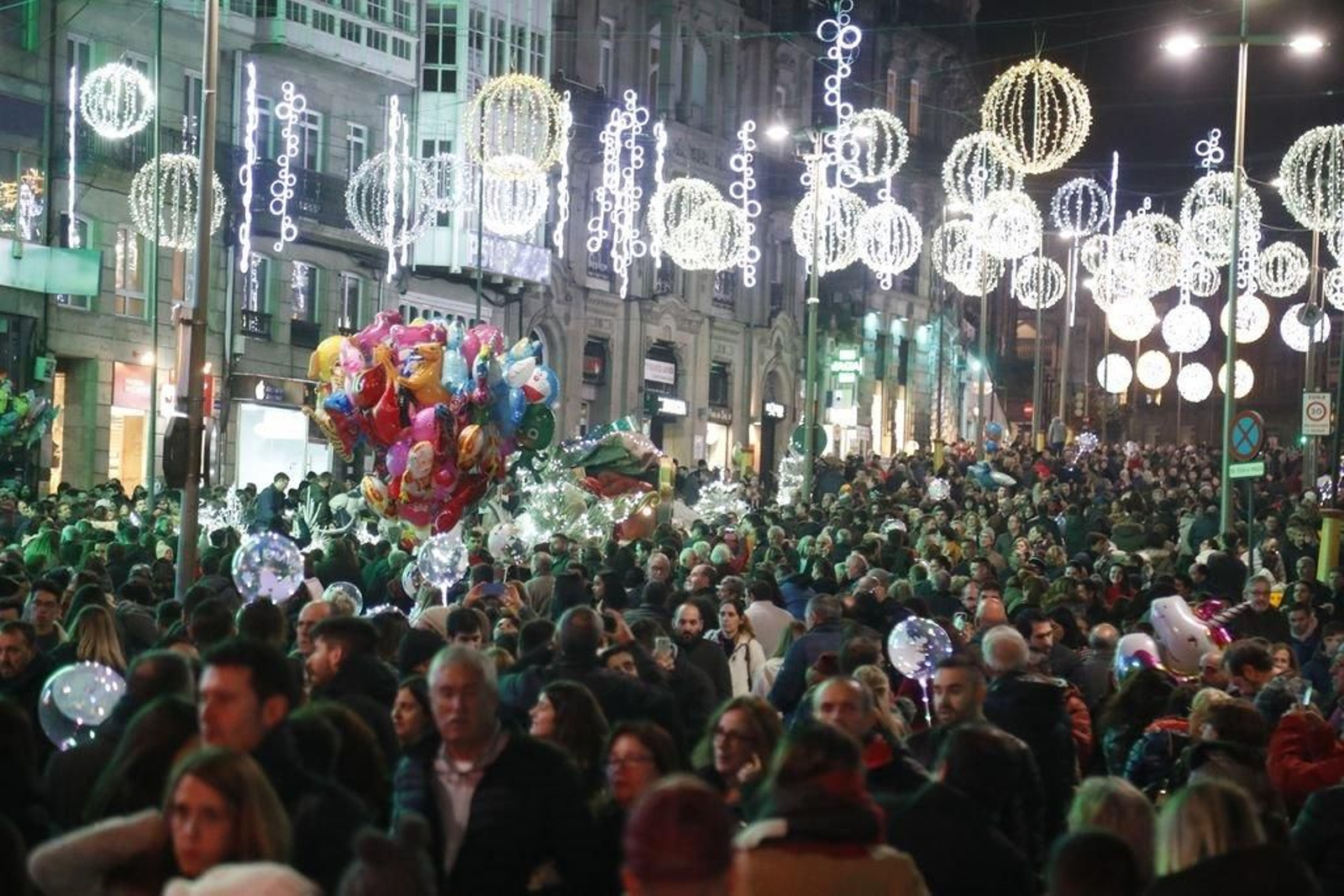 Los turistas invaden Vigo en el Puente235