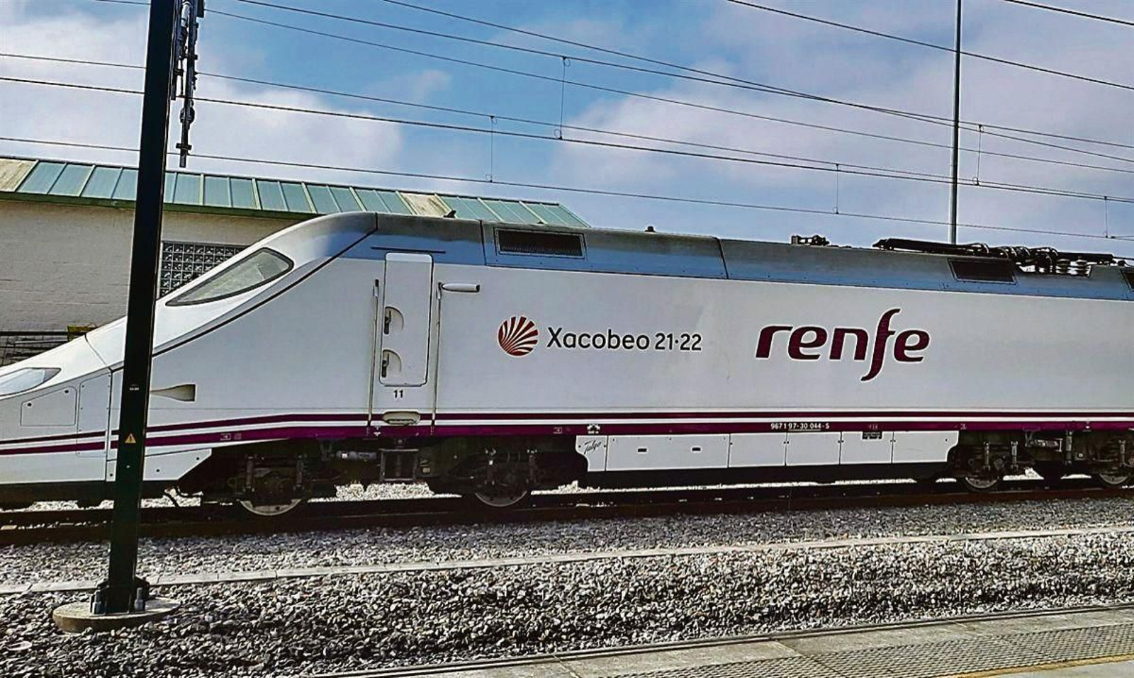 Un tren de Renfe recorre las vías gallegas.