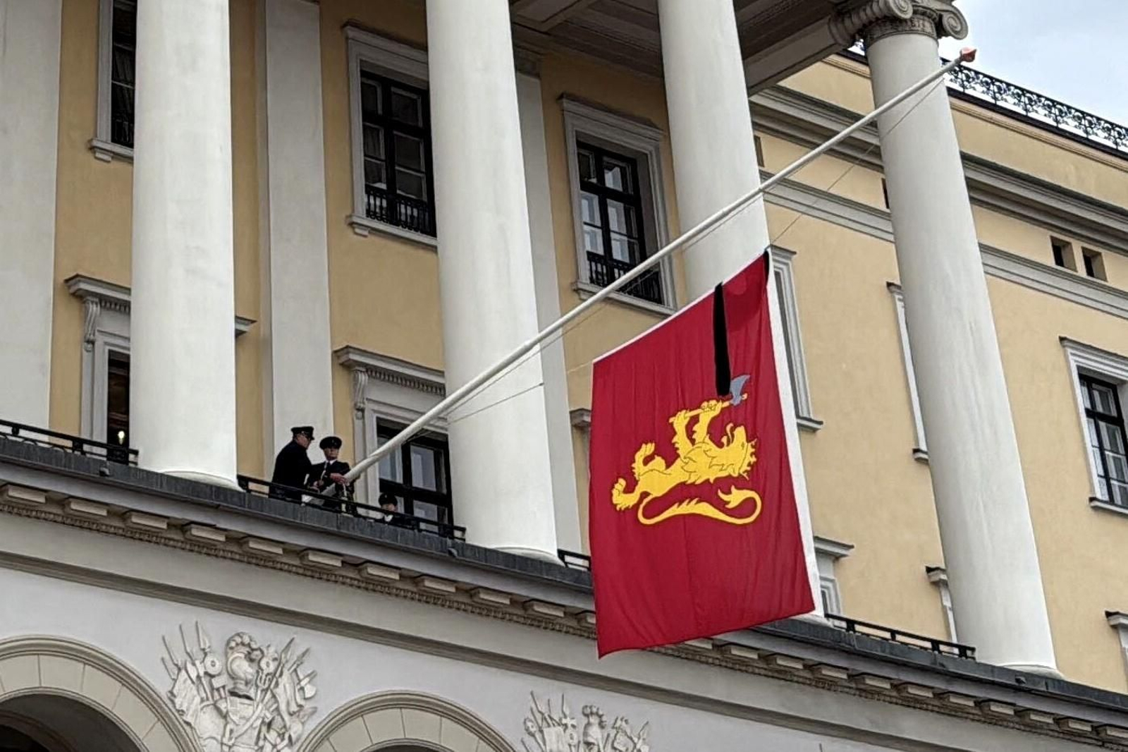 Una bandera con el escudo de armas noruego y una cinta negra ondea a media asta en el Palacio Real de Oslo. El rey Harald V de Noruega falleció a los 89 años