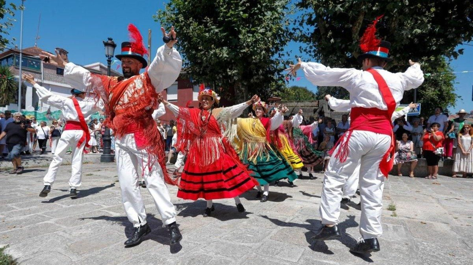 Miembros de O Fiadeiro interpretaron el baile de Damas e Galáns en Lavadores.