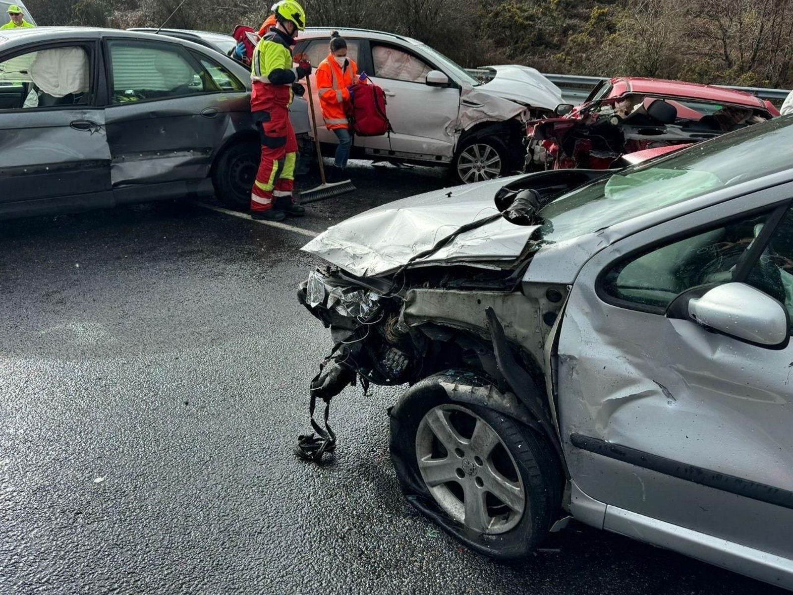 Vehículos implicados en el accidente múltiple en la A-52 en A Cañiza.