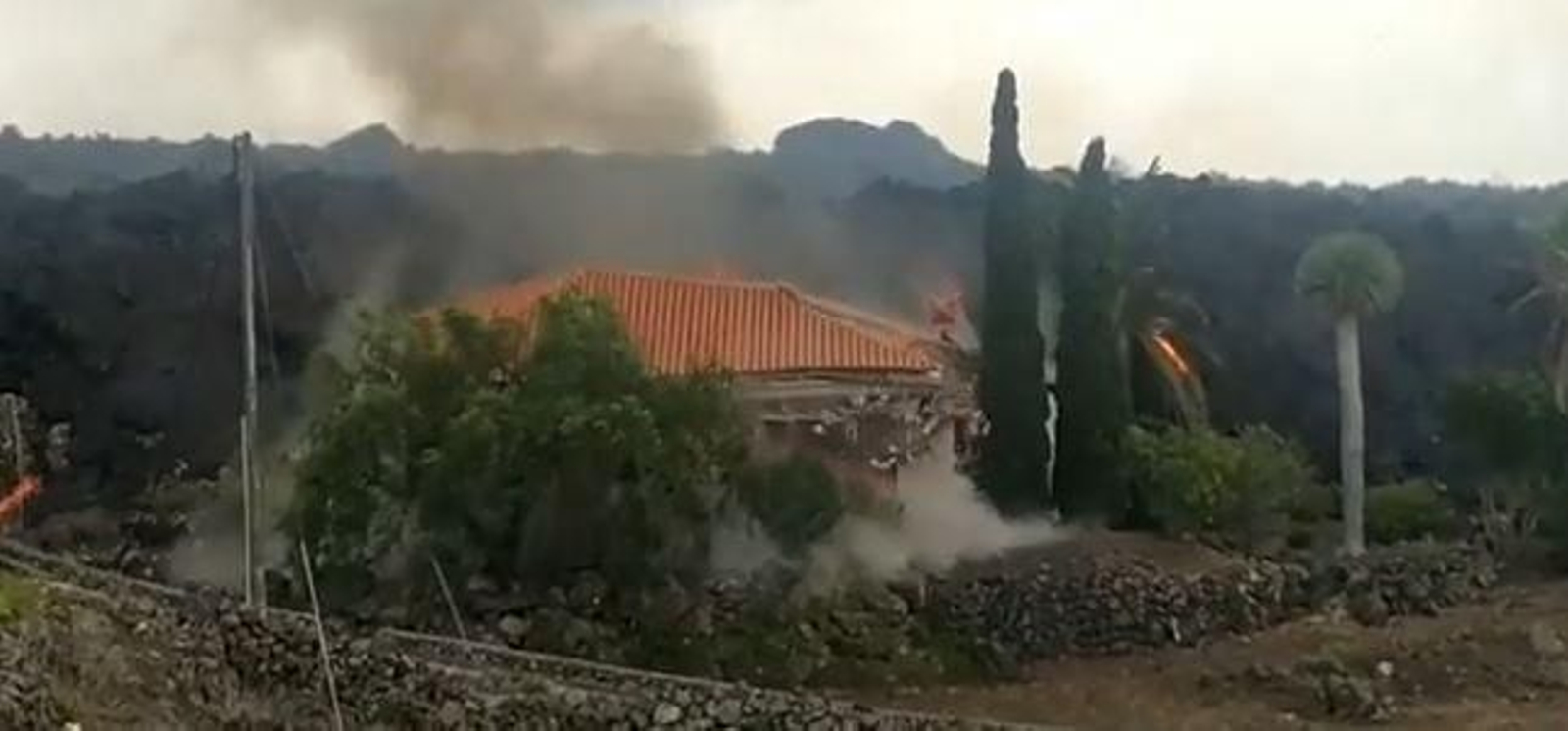 El escalofriante vídeo de una casa cayendo al ser alcanzada por la lava en La Palma.