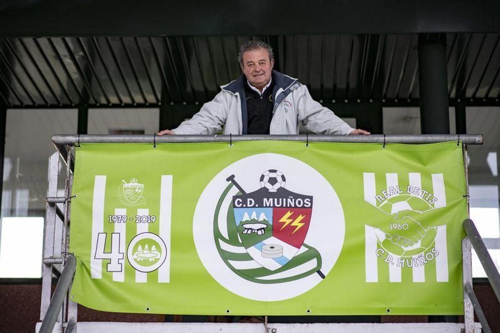 Lino Perdiz, ex jugador e historiador del CD Muíños, con una pancarta que confirma la indiscutible relación entre el club ourensano y el Betis.