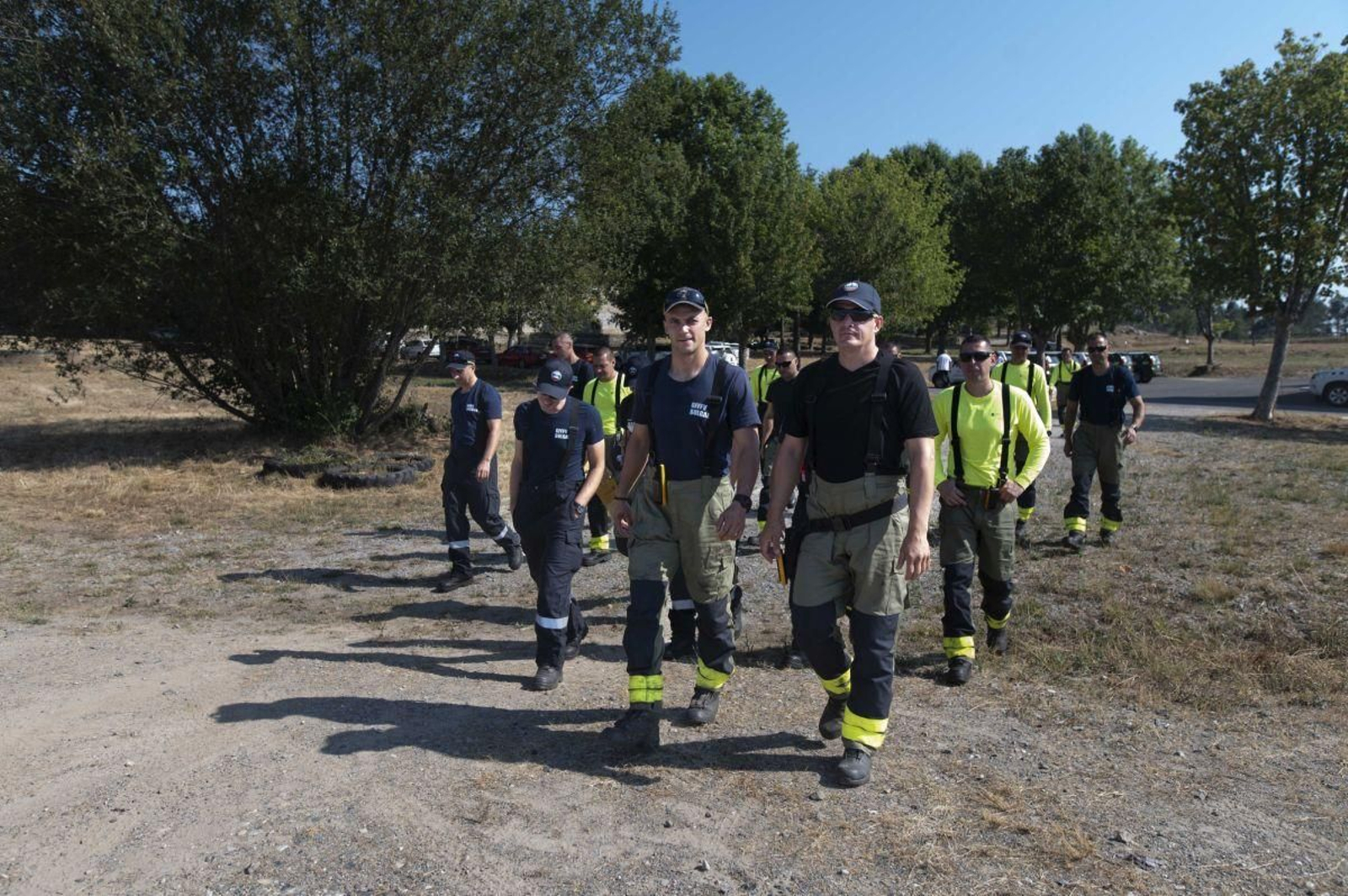 Los veinte bomberos búlgaros, ayer en el Centro Integral de Loita contra o Lume de Toén.