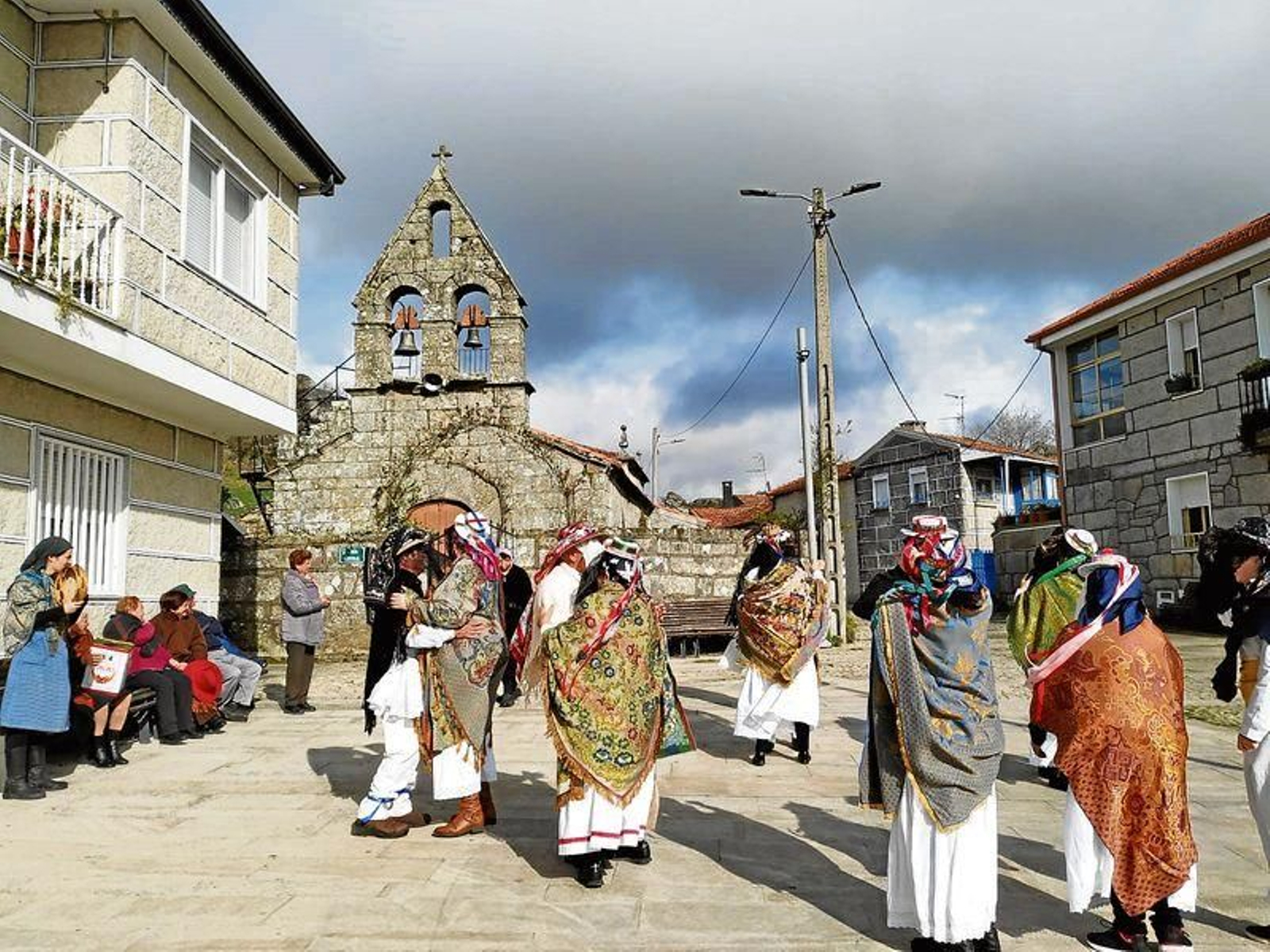 Las madamas y los galáns bailando en Carzoá.