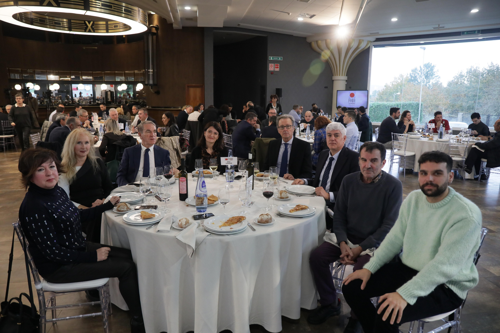 RÍO LIMIA: Juana Ageitos, concelleira del PSOE en Ourense; Marta Rodríguez de la Fuente, coordinadora de la UNED en Monforte de Lemos; Alberto Míguez, de Minera de Rocas; Susana Bayo, gerente de Telemiño; Antonio Nespereira, periodista de La Región; Guillermo Díaz, economista; Luis Rivera, del Centro Comercial Aberto Ourense Centro, y Borja López Trigás, concelleiro del PSOE en Ourense. (JOSÉ PAZ)