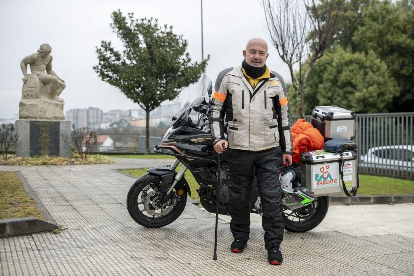 Prudencio Macias, ayer con su moto en Ourense.