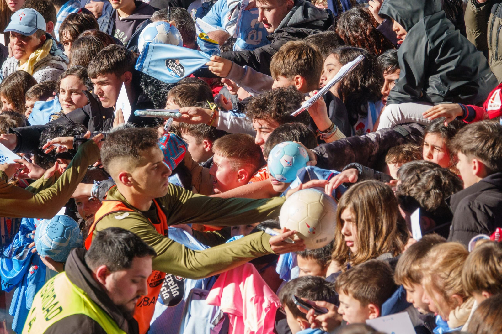 Galería | Regalo de Reyes del Celta a los niños en Balaídos