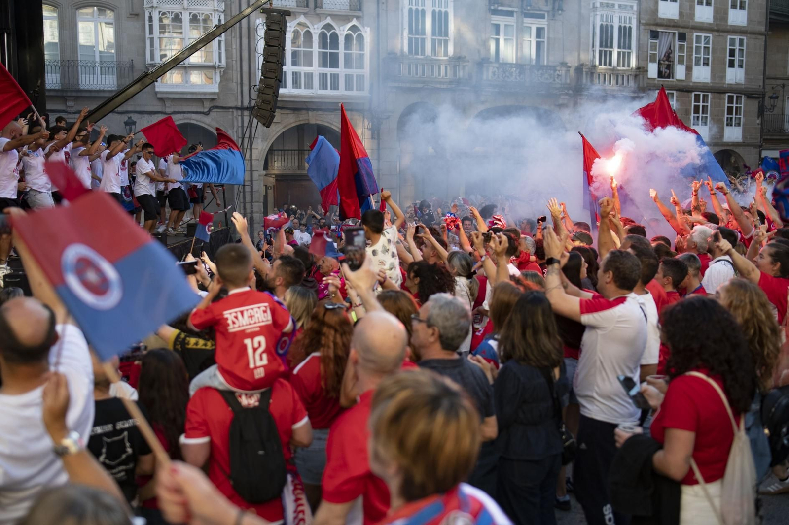 Galería | La aplaudida acogida de los unionistas a la UD Ourense contrasta con la pitada a Jácome en la Plaza Mayor, en fotos