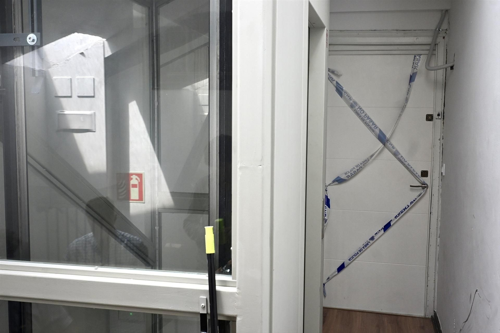 Puerta precintada por la policía en la calle Perines, Santander, donde se produjo el asesinato.