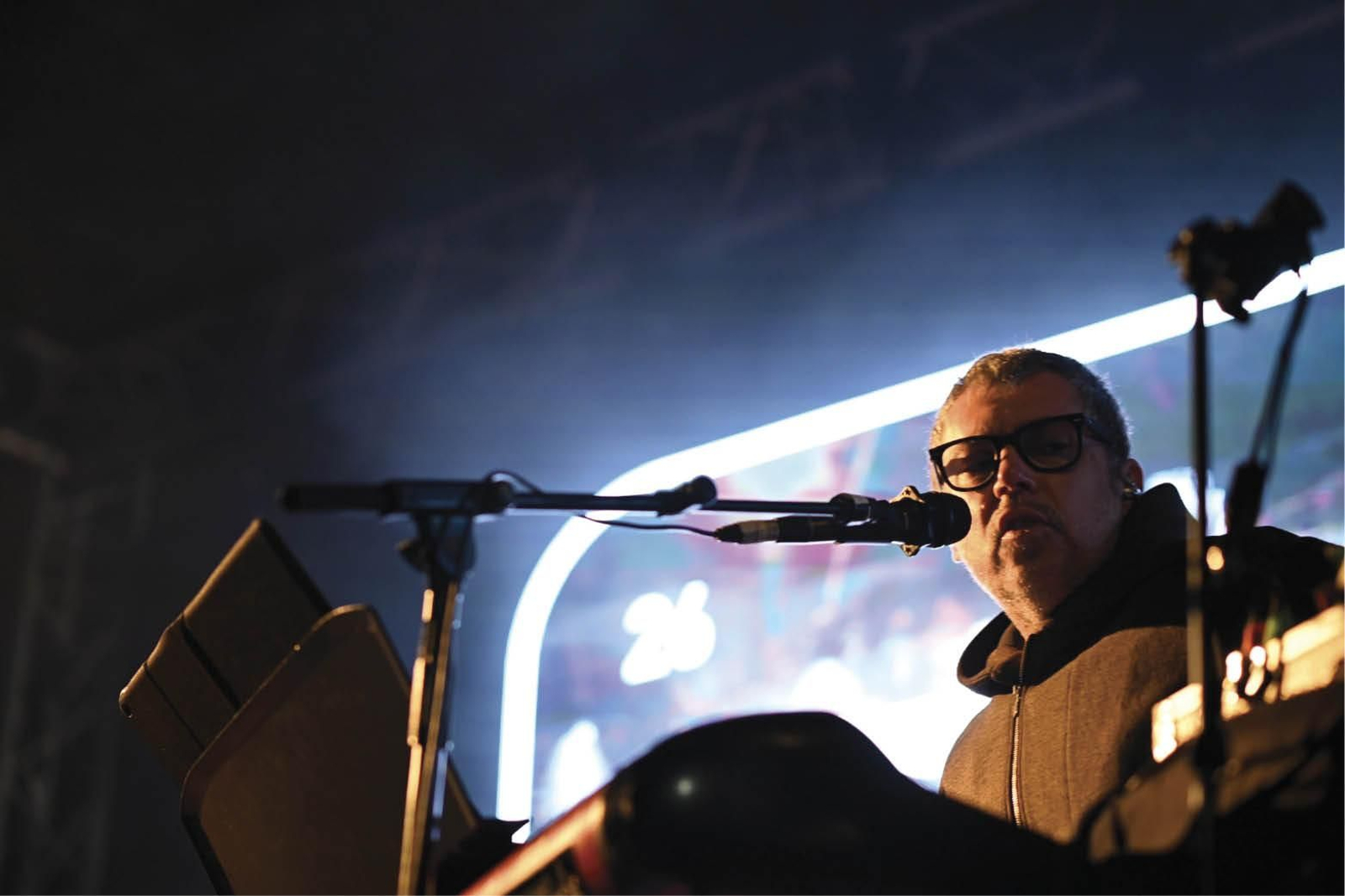 Iván Ferreiro, en un momento de su actuación, pasadas las diez de la noche, en el auditorio de la Insua dos Poetas (MARTIÑO PINAL).