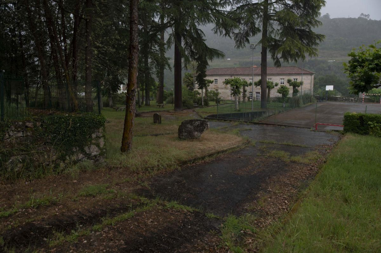 Imagen del recinto exterior donde juegan alumnos del CEIP de Punxín.