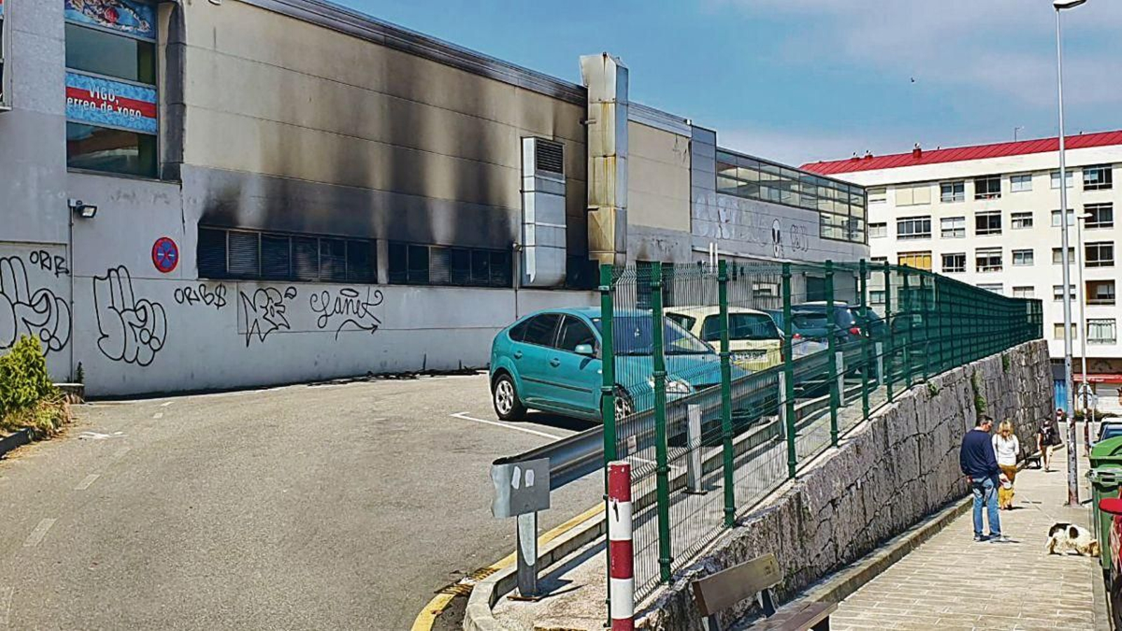 La piscina de Teis tras sufrir un incendio hace casi un año.