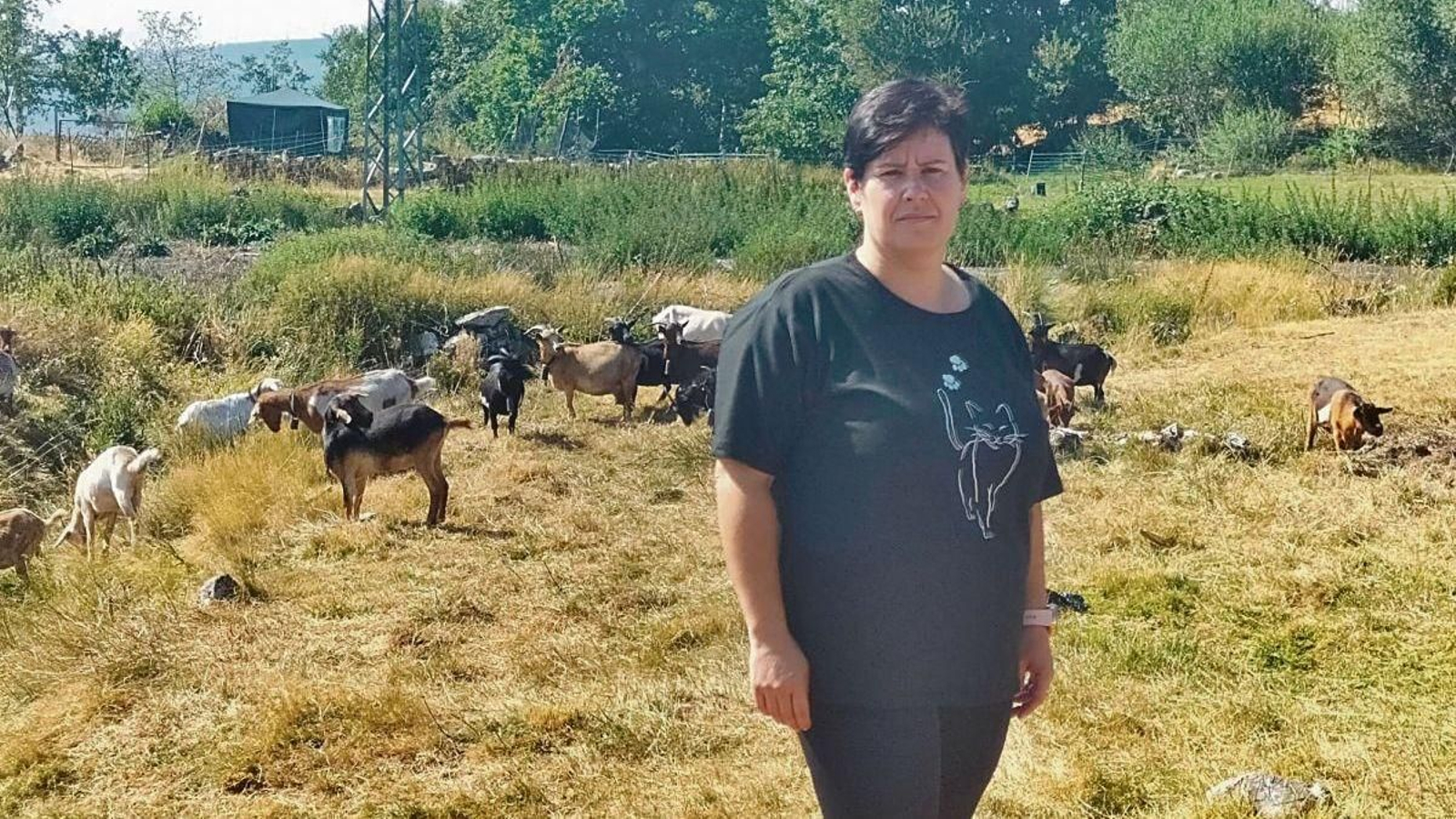 Verónica, delante de parte de su rebaño de cabras.
