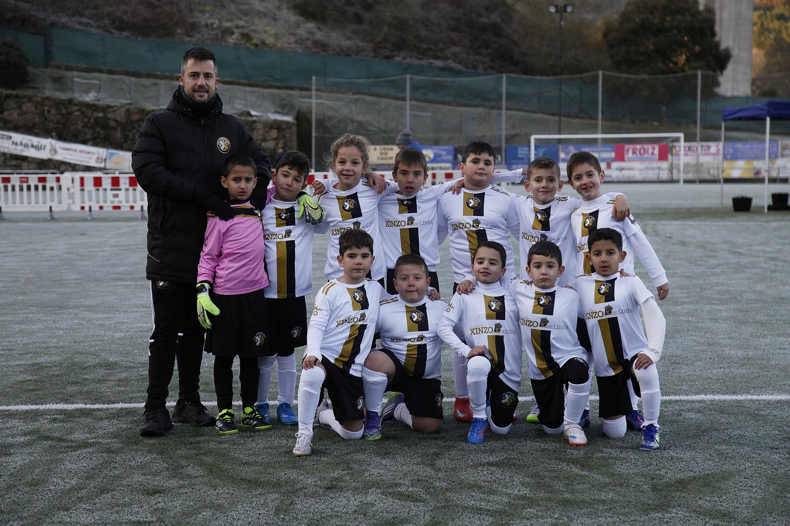 Galería | El fútbol base ourensano disfruta de un torneo benéfico en Barbadás