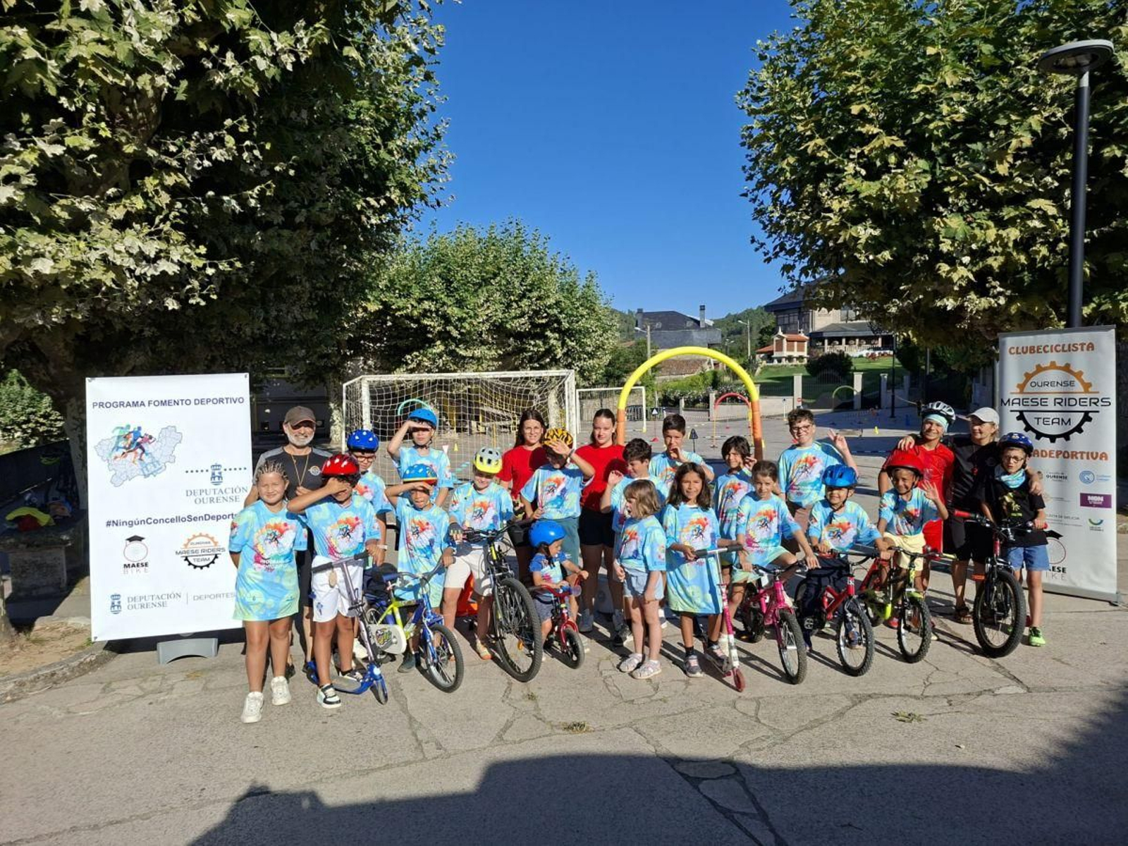 Foto de familia de los participantes en esta actividad ciclista celebrada en Esgos.