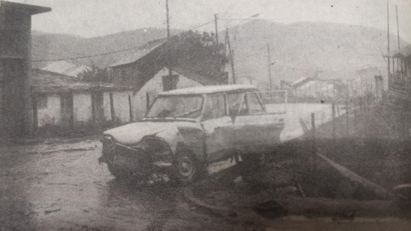 Uno de los coches destrozados en Ourense tras el paso de Hortensia (REZA).