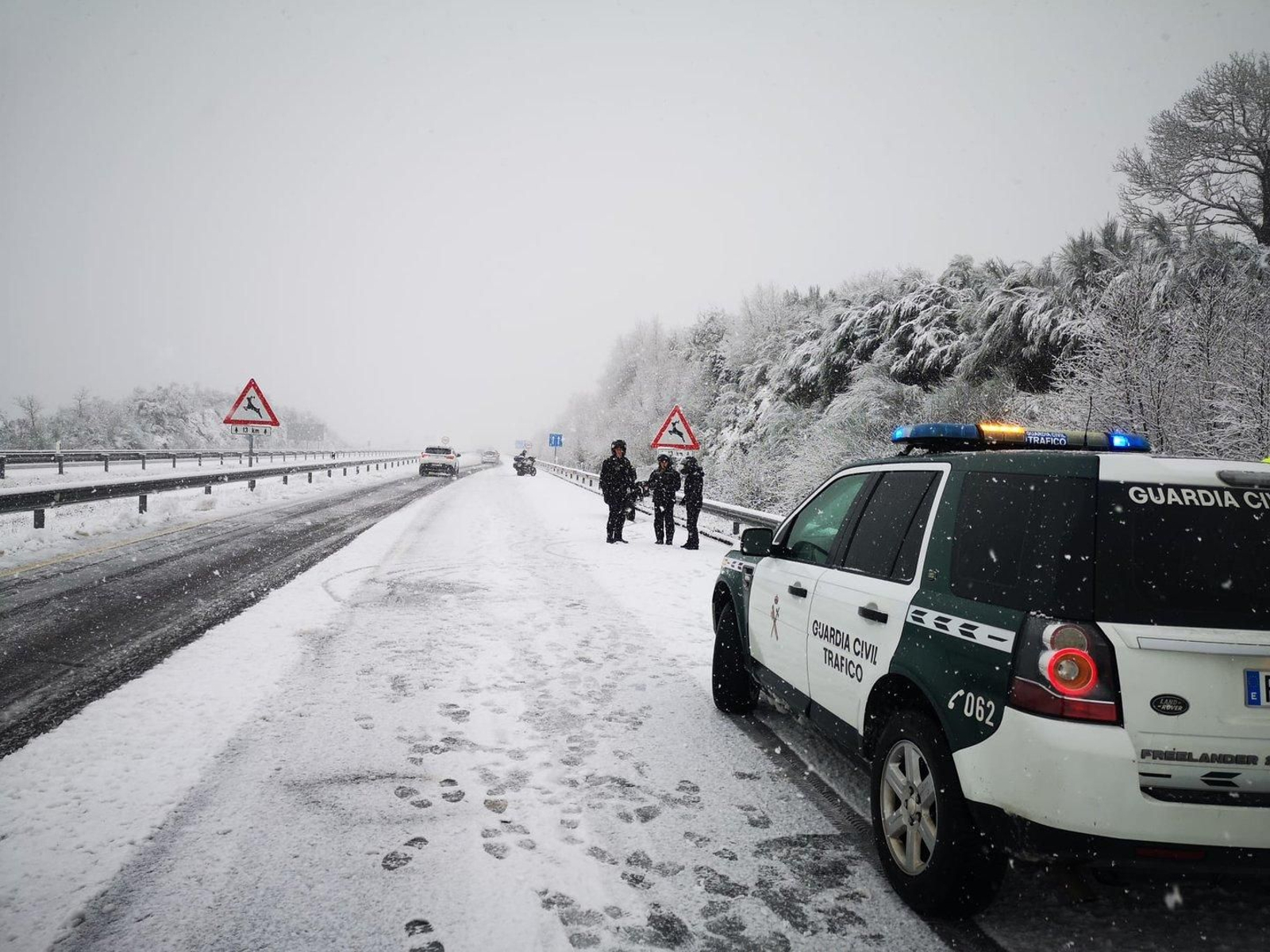 La Guardia Civil trabajando en las carreteras de Ourense