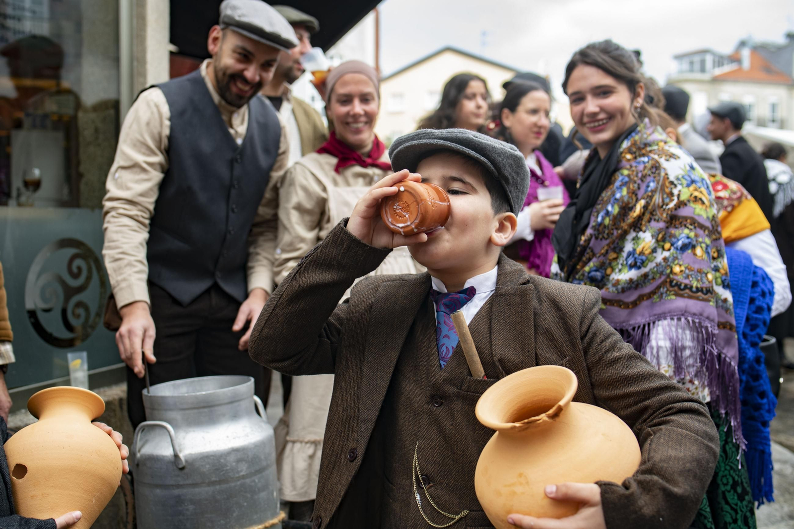 Galería |  Xinzo celebra su Domingo Oleiro con las olas volando en la Plaza Mayor