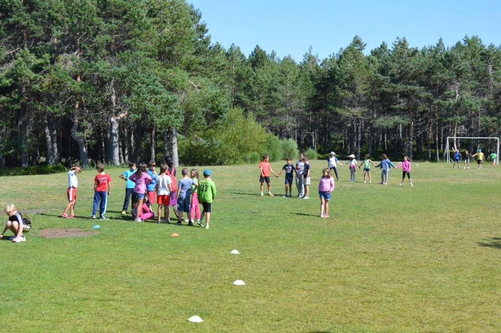 Niños disfrutando de las actividades en Manzaneda.