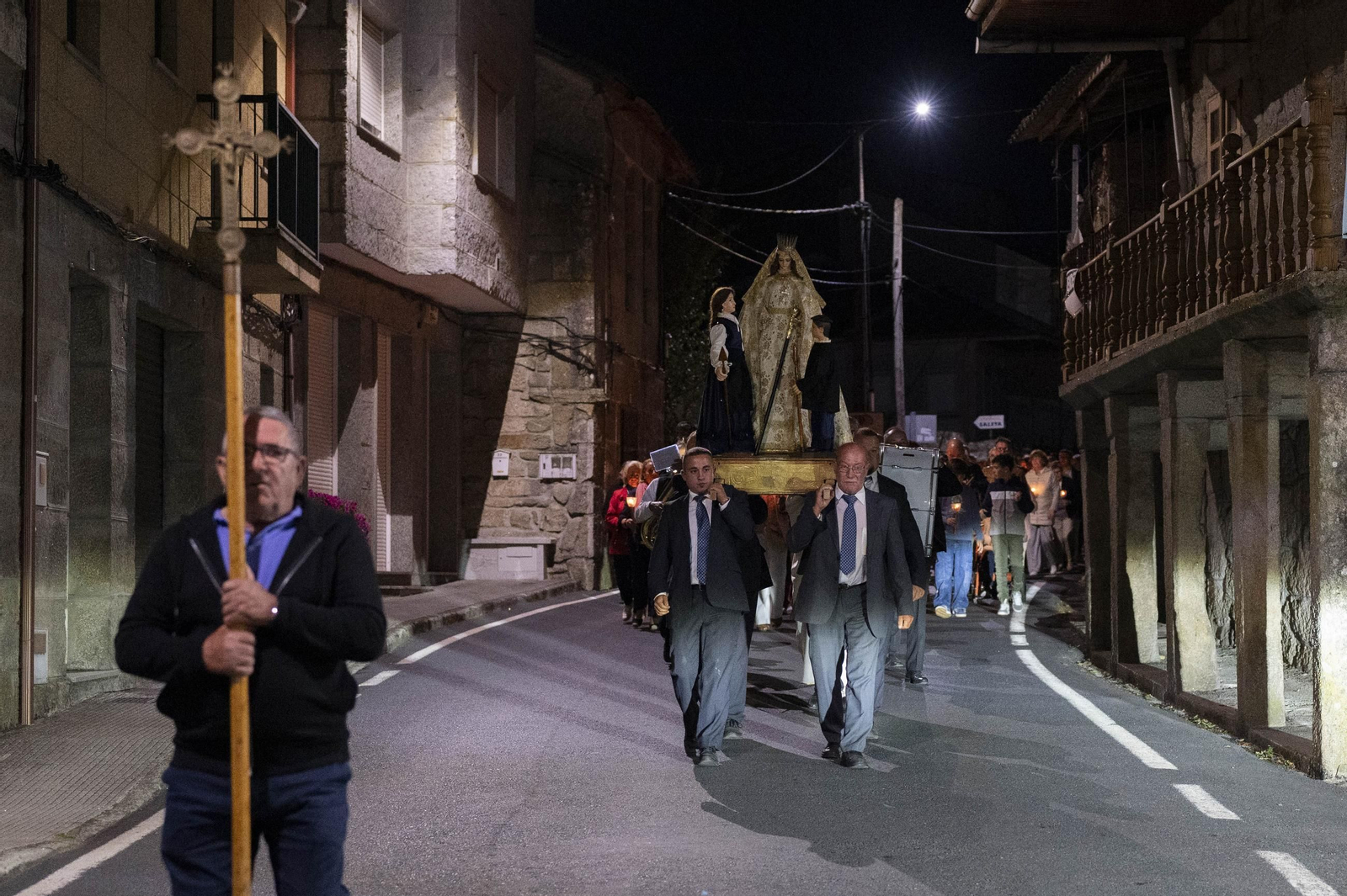 Un momento de la procesión nocturna en honor a la Virgen de la Saleta a su paso por San Cristovo de Cea