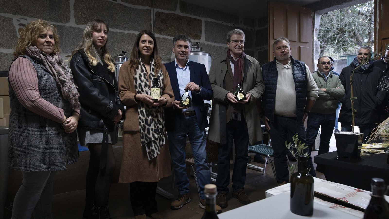 Los responsables de Alma Meiga con las autoridades.