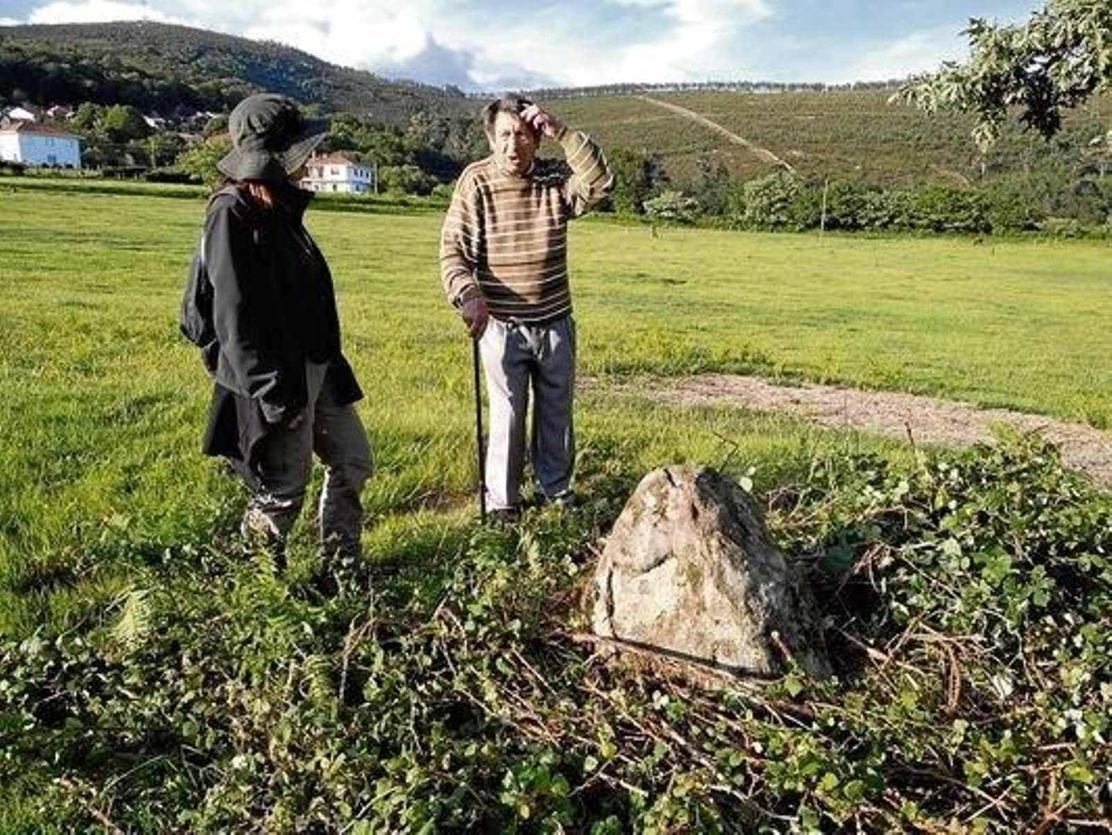 Alicia Garrido, da asociación, e Aurelio Ramos, xunto ó menhir.