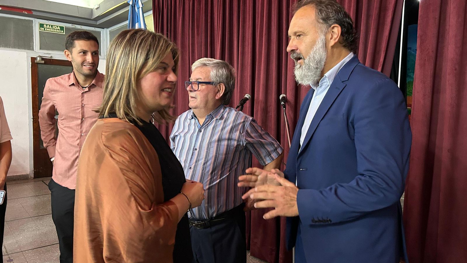 La vicepresidenta conversa con el vicecónsul honorario de La Plata, Christian Gustavo Foyth López.