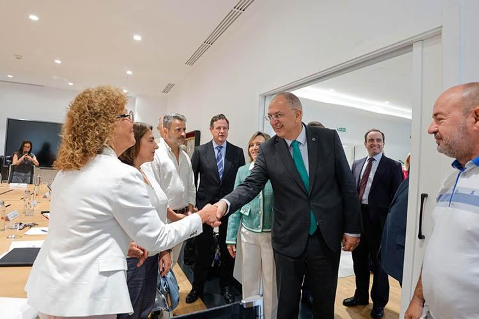El comisario europeo Costas Kadis, en una reunión con el sector el pasado verano en Vigo.