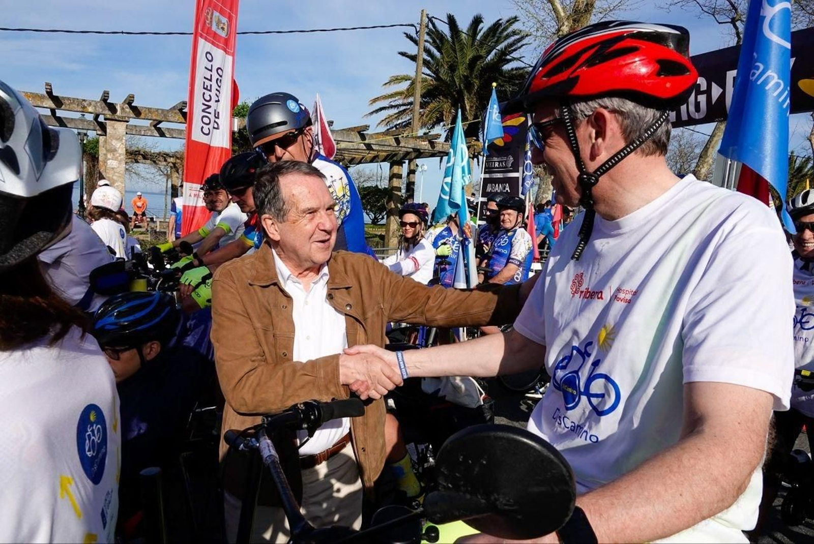 Saludo entre Abel Caballero y Alfonso Rueda en la Vig-Bay 2024.