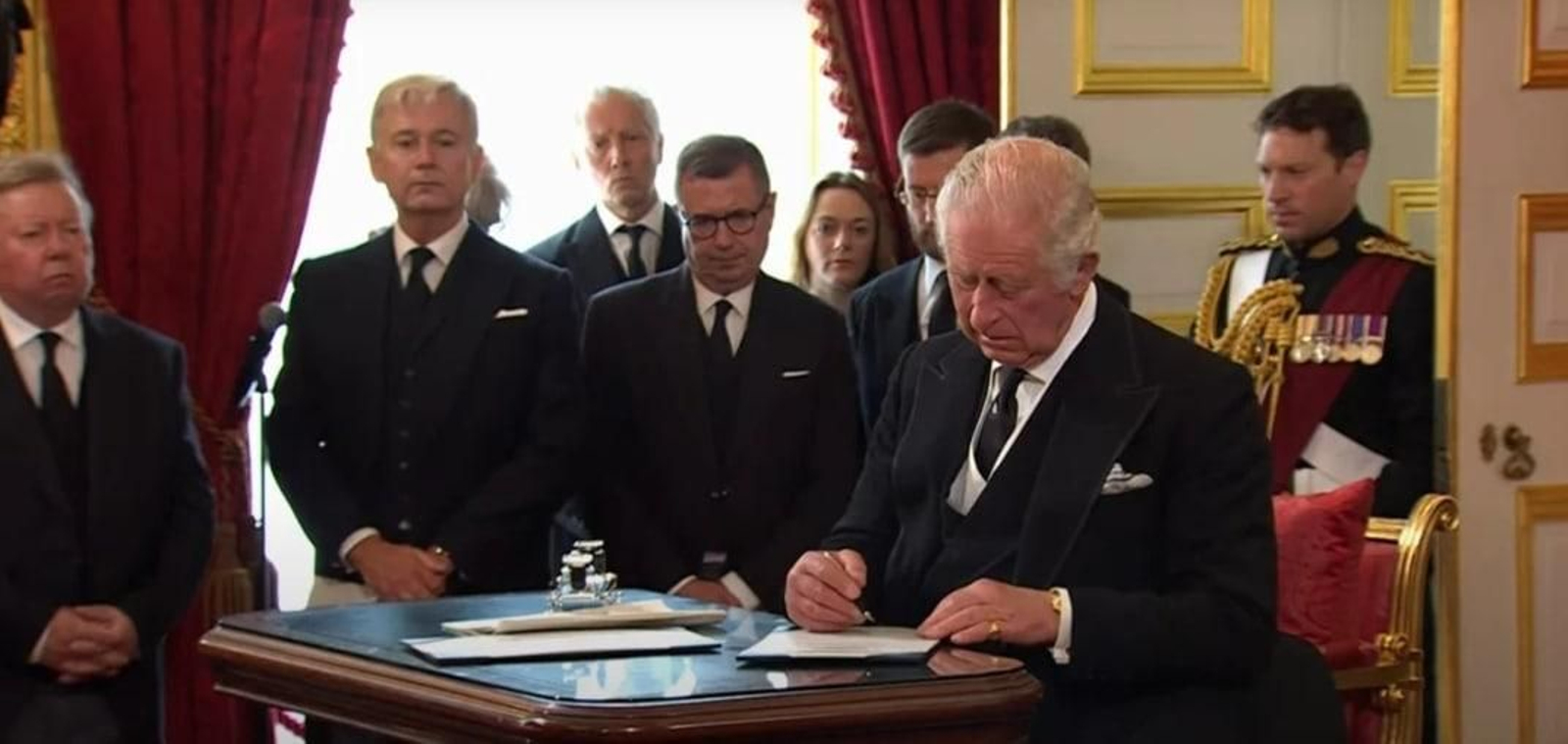 Carlos III en su proclamación como nuevo rey de Inglaterra