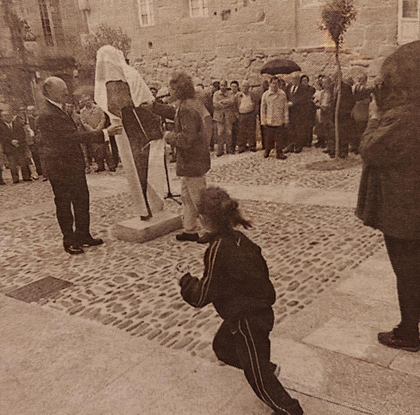 Cabezas, Buciños y Pousa inaugurando la escultura a Castelao.