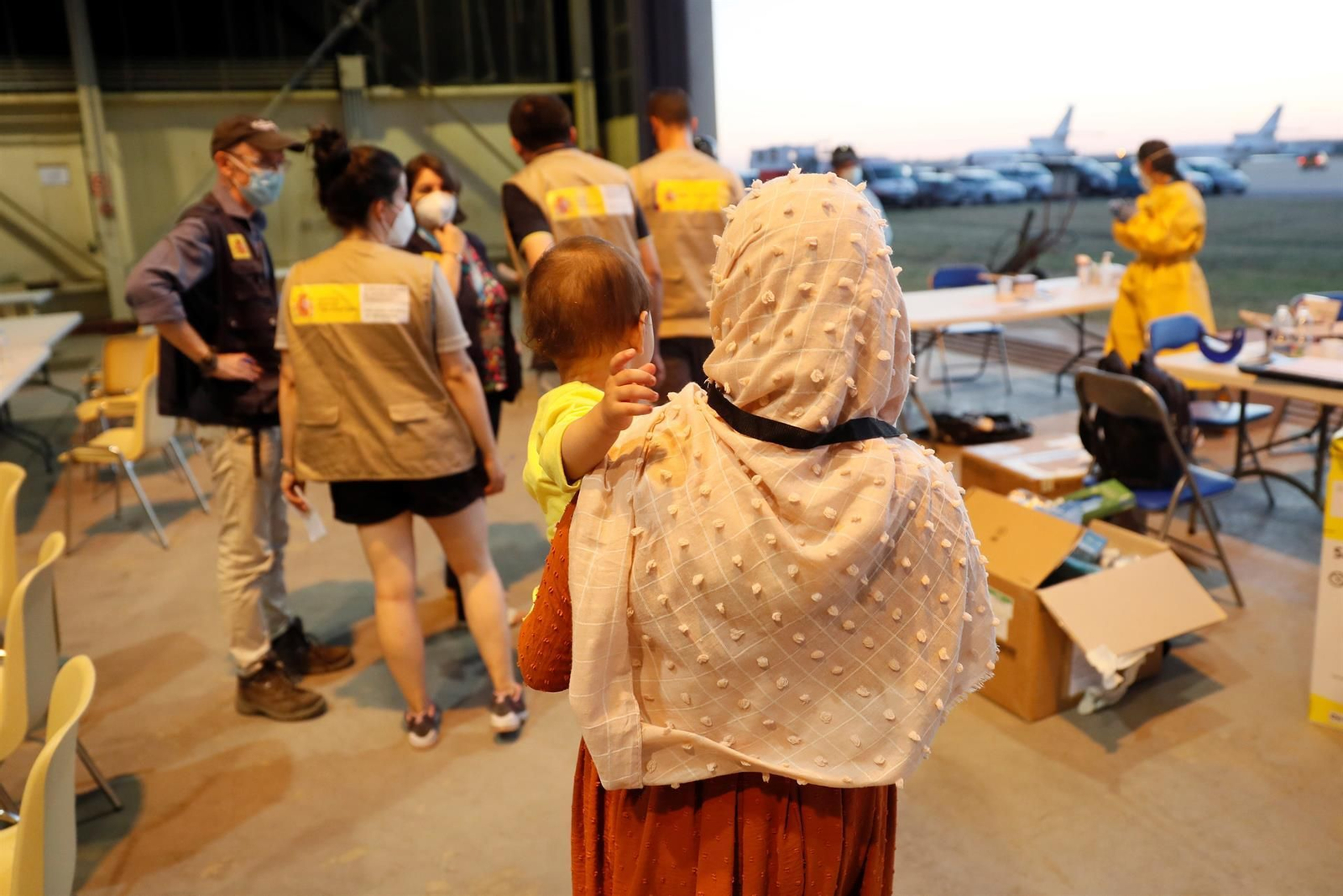 Refugiados afganos llegados a la base de Torrejón. EFE