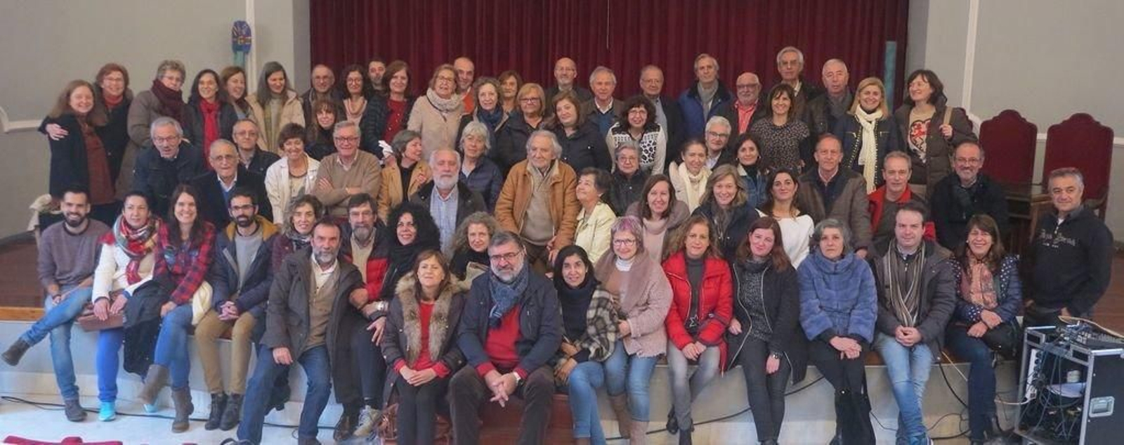 El pintor Armando Guerra, en el centro, con alumnos, exalumnos y profesores, en una foto de familia tras el homenaje celebrado en el Paraninfo del instituto.