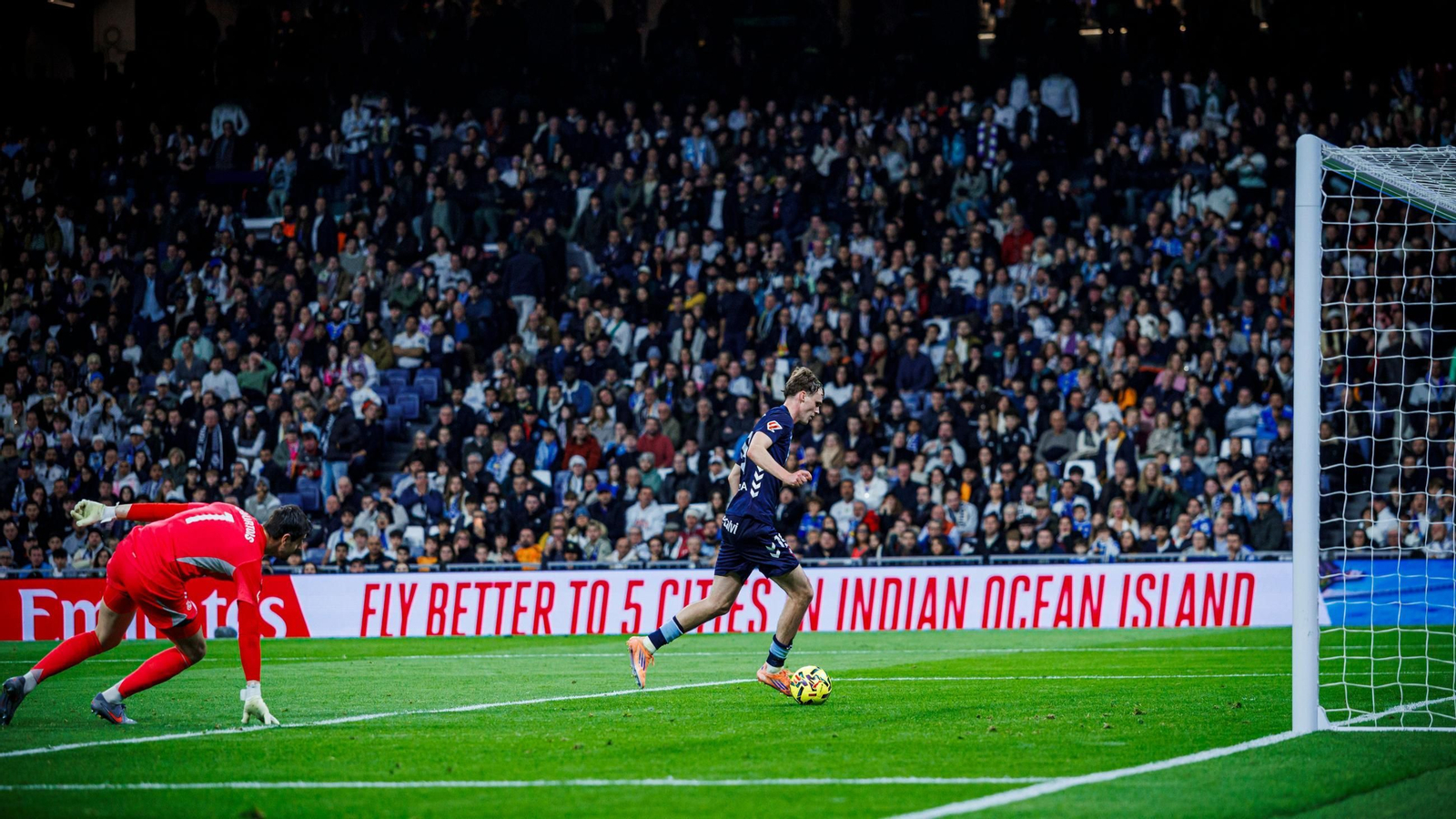 Swedberg camina hacia la portería para anotar el gol ante el Real Madrid.