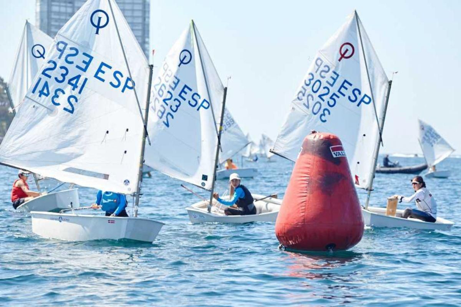 Los Optimist sólo pudieron completar una manga ayer en la Ría de Vigo.