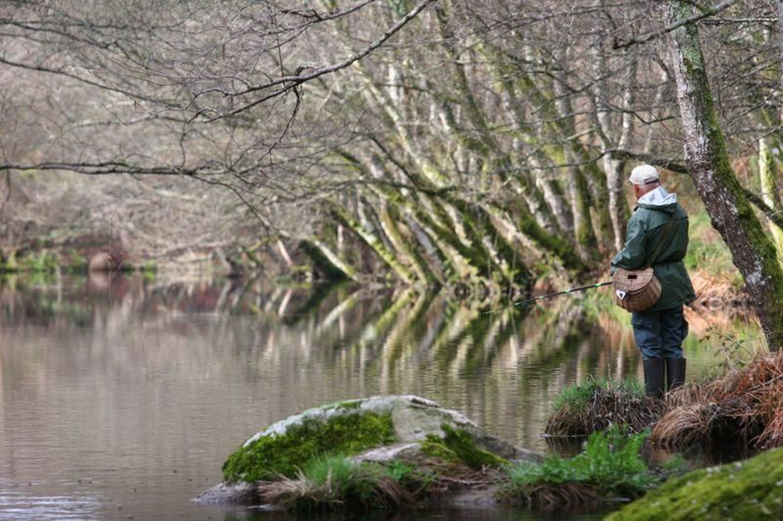 Un pescador, en el inicio de una temporada en el río Arenteiro (JOSÉ PAZ)