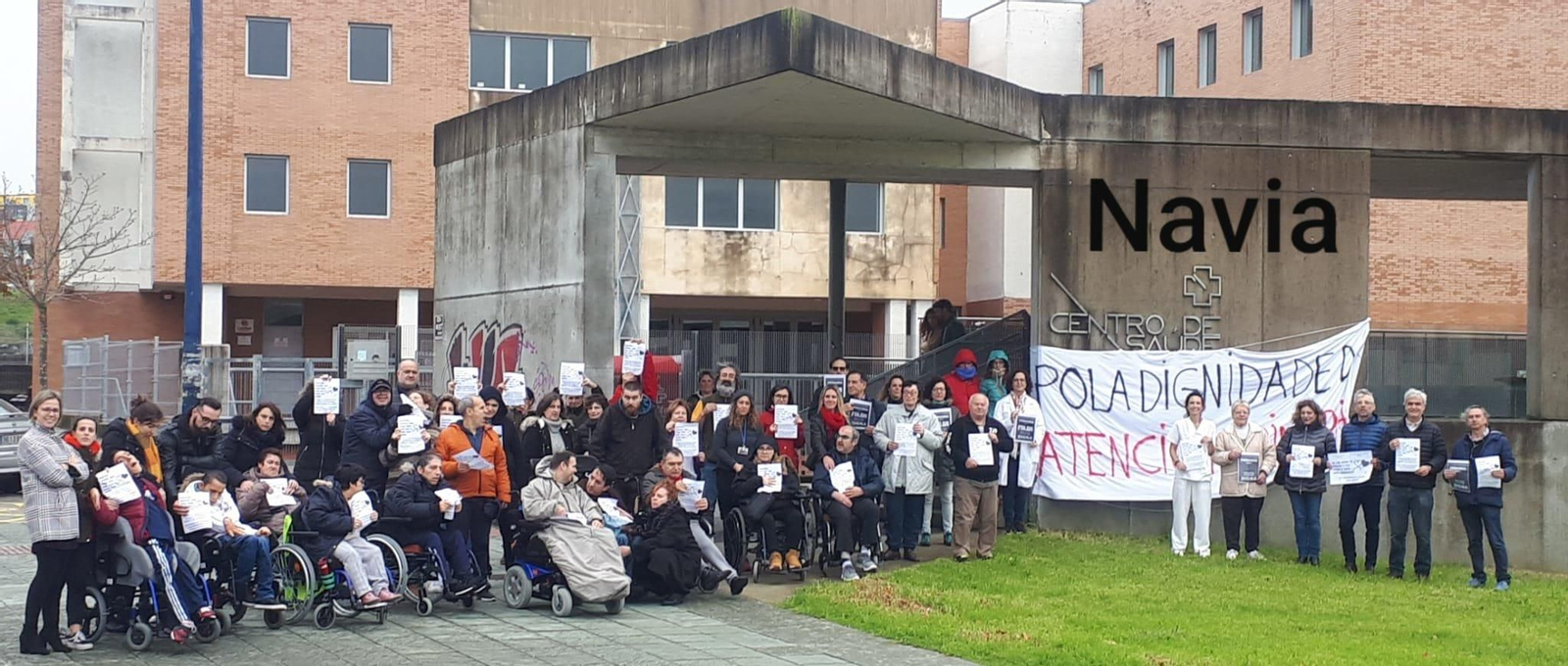 Profesionales y pacientes se concentraron ante el centro de salud de Navia.